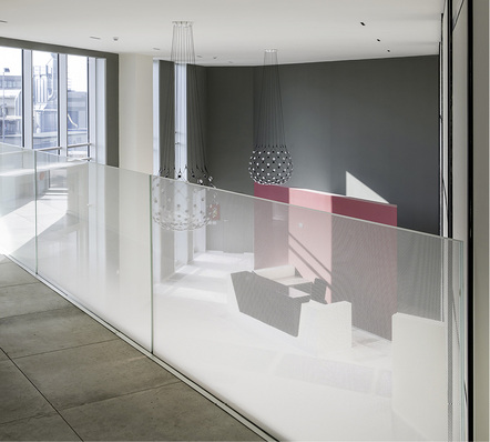 



Das Zwischengeschoss des iDoor Showrooms besitzt eine gläserne Brüstung aus Madras Pixel Gradient.
