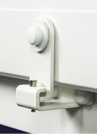 



Der FensterRiegel sichert gegen das Aushebeln eines Fensters von außen. 
