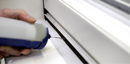 



Der „Hanno-Injektionsklotz“ wird in fertig montierte Fugendichtbänder injiziert, erzeugt druckfeste Verklotzungen und vereinfacht so die Montage.
