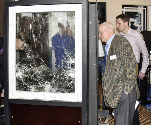 



Da staunten die Experten auf der Gemeinschaftsveranstaltung Von GKFP, ift und GLASWELT: Besucher konnte erleben, was Sicherheitsgläser leisten … 
