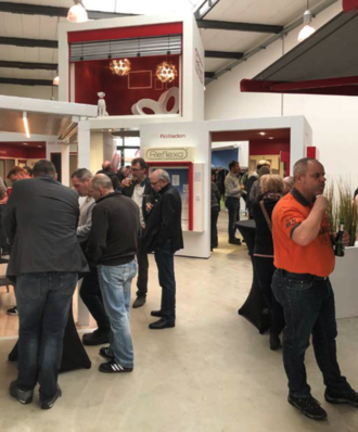 180 Gäste inspizierten bei der Eröffnungsfeier alle Ausstellungsmuster. Wer wollte, konnte an einer kleinen Montagebattle mit dem Systemraffstore teilnehmen.