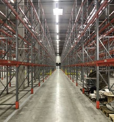 Die im Aufbau befindlichen Hochregale haben den Besuchern einen ersten Eindruck in die insgesamt 130 m tiefen Produktions- und Lagerhallen gegeben.