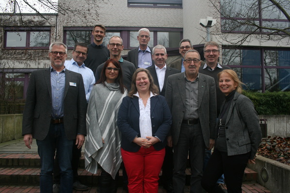 Die Vertreter der vier am Digial-Projekt beteiligten Glaserbetriebe und der Glaser-Innung Niedersachsen mit dem Team des Kompetenzzentrums Digitales Handwerk.