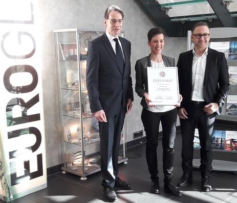 Der Geschäftsführer der Agentur für Arbeit, Matthias Kaschte (links), überreicht Euroglas- Geschäftsführer Christian Winter und Corinna Greb die Auszeichnung.