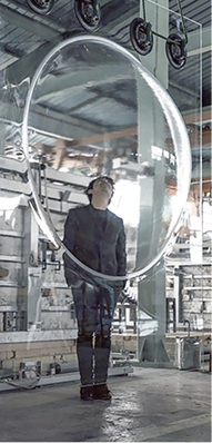 
Wenn die Milan Design Week vom 9. bis 14. April 2019 ihre Tore öffnet, ist auch Glashersteller AGC wieder mit dabei, diesmal mit einer Arbeit von Produktdesignerin Keita Suzuki, die ihre dreidimensionale Glasinstallation präsentiert. Das gemeinsame Projekt mit AGC zeigt, wie weit man heute mit dem Werkstoff heute bereits gehen kann. 



