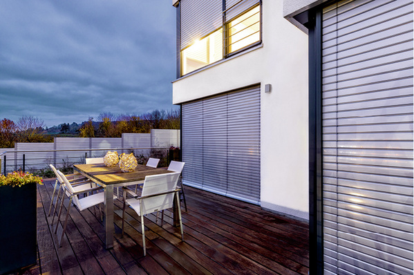 



Auch der Raffstore entwickelt sich mehr und mehr zum Multitalent und kann neben Sonnenschutz heute genauso gut das Thema Abdunklung erledigen, wenn er so wie die CDL Lamelle von Roma ausgeführt wird. 
