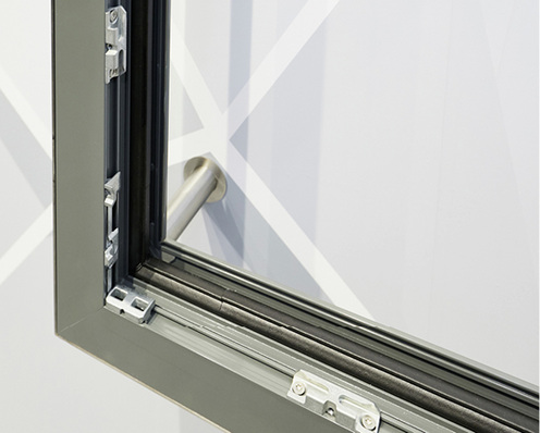 



Die symmetrischen Sicherheitsschließstücke für RC 2-taugliche Fenster mit Euronut werden mit einer Stanzschraube zunächst nur geklemmt. Sie können vollkommen unabhängig von der Einlaufrichtung des Schließzapfens an jeder beliebigen Stelle im Rahmenprofil gesetzt werden. 
