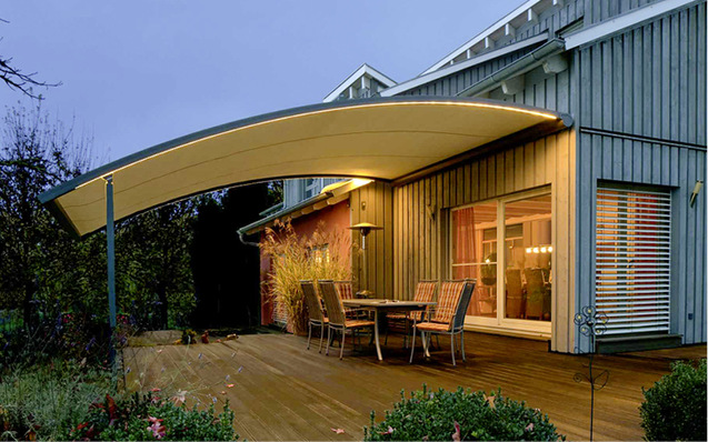 



Durch die seitensaumgeführten Tücher lassen sich auch gebogene Terrassen-Markisen realisieren, die ausgefahren für ein sehr großzügiges Raumgefühl auf der Terrasse sorgen.
