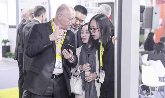 



Im InnovAction Hub waren vor allem die Neuheiten internationaler Aussteller gefragt, hier im Bild am Stand von Sommer Antriebs- und Funktechnik (Deutschland).
