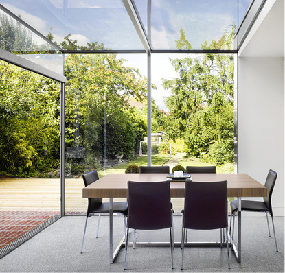 



Gerade bei Dachverglasungen von Wintergärten, in Oberlichtern sowie bei großen Glasflächen rleichtert die pyrolytische Beschichtung von Planibel Easy das Reinigen.
