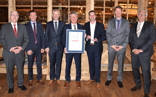 Raico Bautechnik GmbH erhält den Lieferanten-Oscar der Fenster- Leistungsgemeinschaft GmbH. v.l.n.r.: Alfons Hertweck (FLG), Josef Huber (Huber & Sohn GmbH & Co. KG), Reiner Stöckel (Stöckel GmbH), Manfred Hebel (Raico), Dr. Stefan Lackner (Raico), Stefan Brömse (Brömse GmbH & Co. KG), Jan M. Krebbers (Krebbers GmbH & Co. KG),