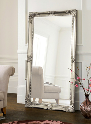 Fenzi baut sein Sortiment an chemischen Produkten für die Glasversilberung aus und erweitert dazu Produktion und Forschung.