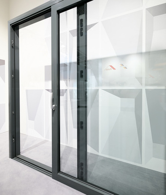 Hoch dichte und RC 2-taugliche Schiebesysteme können mit “Roto Patio Inowa“ gefertigt werden. Dieses auf der BAU 2019 in München vorgestellte Parallelabstellschiebe-System eines südeuropäischen Aluminium-Profilherstellers hat die entsprechende Prüfung kürzlich bestanden.