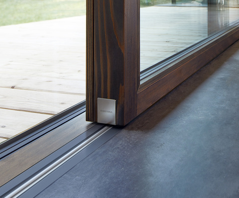 Hohen ästhetischen Ansprüchen wird das Kubus Design mit den wertigen Metallabdeckungen gerecht. Die Befestigung bleibt unsichtbar.