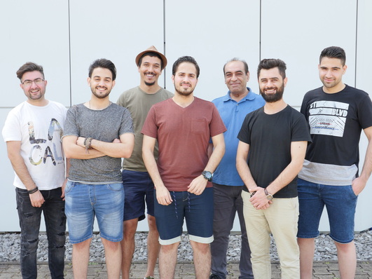 Hörmann bietet seit über drei Jahren Deutsch- und Integrationskurse für Geflüchtete an. Nach dem Kurs werden die Geflüchteten entweder vom Unternehmen übernommen oder verabschieden sich gut ausgebildet in andere Branchen.