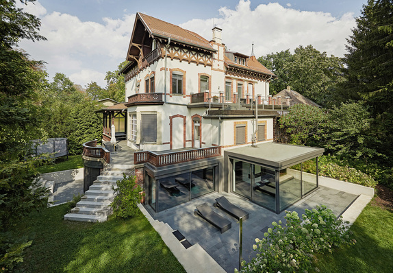 Eine Symbiose aus Alt und Neu — die historische Villa verschmilzt mit der modernen Wellness-Oase im Souterrain.