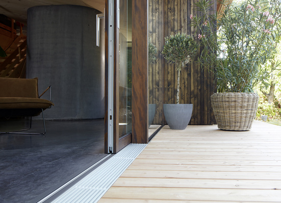 ECO PASS SKY axxent verbindet den barrierefreien Durchgang nach draußen mit einer absoluten Null-Barriere-Schwelle mit perfektem Bauanschluss.