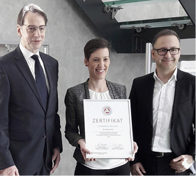 
Der GF der Agentur für Arbeit, Matthias Kaschte (l.), überreicht Euroglas-GF Christian Winter und Corinna Greb die Auszeichnung.



