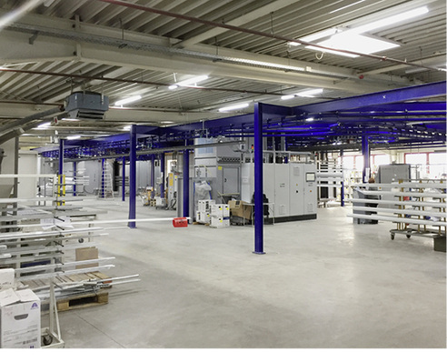 



Mit einer Investition von rund 2 Mio. Euro hat sich erwilo nun den neuesten Stand der Technik ins Haus geholt und konnte unter Einhaltung des Kosten- und Zeitplans am 15.03.2019 die neue Pulverbeschichtungsanlage in Betrieb nehmen.
