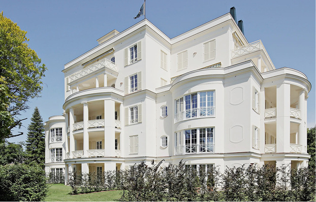 



Der Klassiker: Traditionelle Gebäude verlangen traditionelle Lösungen wie den Klappladen. Unscheinbar oder als Farbtupfer obliegt dabei dem Bauherren oder Architekten. Farben und Oberflächenstrukturen gibt es reichlich.
