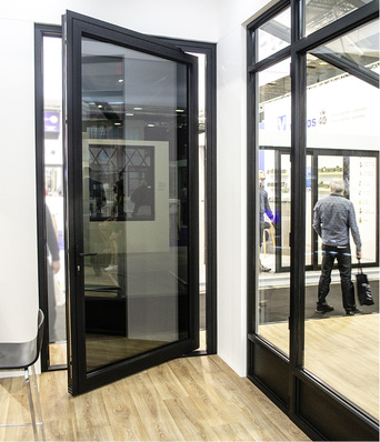 



Die Schwingtür „The Door“ von Aliplast dreht sich beim Öffnen um eine vertikal versetzte Achse. 
