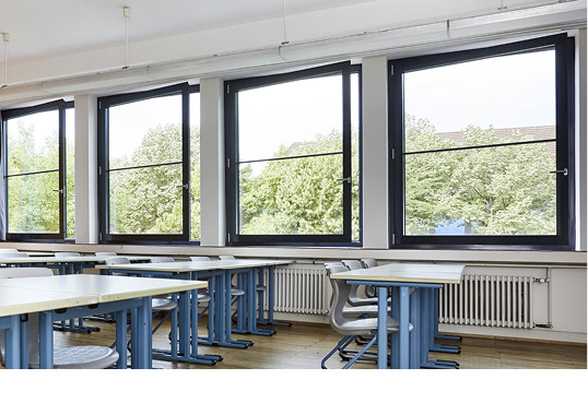 



Für die Sicherheit von Schülern und Lehrern in der Schmollerschule Saarbrücken sorgen Roto Drehbegrenzer. Sie verhindern, dass in bestimmten Unterrichtsräumen die Drehflügel über die Tiefe der Fensterbank hinaus und damit in die Bewegungsflächen hinein geöffnet werden können.
