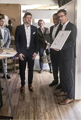 



Loxone Deutschland Chef Manuel Nader (l.) überreicht die erste Flagship Urkunde für Deutschland.
