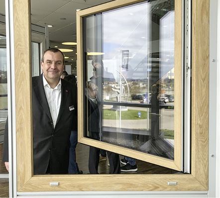 



Matthias König, Geschäftsführer von al bohn, präsentiert neue Produkte. Hier ein Fenster mit neuer „Woodec Natur“ Oberfläche.

