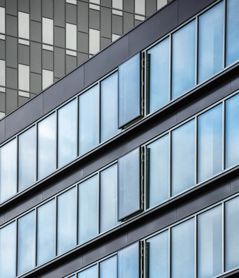 Fassadenversprung durch den Einsatz des Parallel-Ausstellfensters Schüco AWS 114.