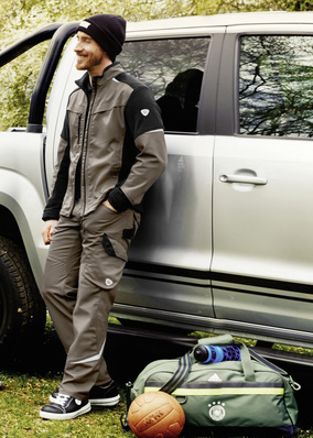 Berufskleidung soll mittlerweile nicht nur so aussehen wie Freizeitkleidung, sondern auch genauso bequem sein.