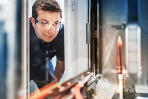 Fabio Gargiulo hat den neuen Hochtemperaturschaum über mehrere Jahre entwickelt und jetzt zur Marktreife gebracht.