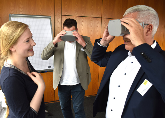 Blick in die Zukunft? Dieter Ammon lässt sich in virtuelle Welten entführen.