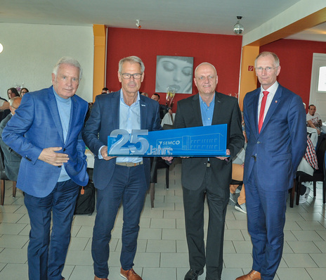 Freuen sich über 25 erfolgreiche Jahre (v.l.): Rolf Sawatzki (Gesellschafter Semcoglas), Hermann Schüller (Gesellschafter und Geschäftsführer Semcoglas), Mathias Schmidt (Niederlassungsleiter Semcoglas Zerbst), Andreas Dittmann (Bürgermeister Zerbst)