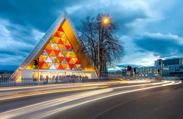 Einer der Hauptredner der Konferenz ist der japanische Architekt Shigeru Ban, hier im Bild seine "Cardbord Cathedral" in Christchurch in Neuseeland.