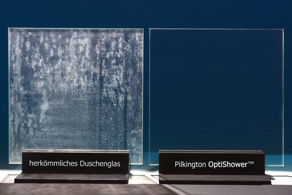 Nach Auskunft der Entwickler hätten Langzeittests gezeigt, dass: Pilkington OptiShower im Vergleich zu herkömmlichem Glas beständig bleibt.