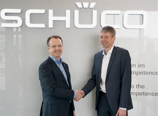 



v. l.: Dr. Walter Stadlbauer, CTO und COO der Schüco International KG, und Michael Otto, Chief Regional Officer Germany bei Kuka, freuen sich über die zukünftige Zusammenarbeit.
