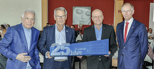 
Freuen sich über 25 erfolgreiche Jahre (v. l.): Rolf Sawatzki (Semco-Gesellschafter), Hermann Schüller (GF und Semco-Gesellschafter, Mathias Schmidt (Niederlassungsleiter) und Bürgermeister Andreas Dittmann



