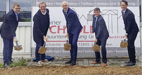 



Beim Spatenstich: A. Lanio (Wirtschaftsförderung), F. Schillinger (Planer), 1. Bürgermeister T. Weigel, Geschäftsführer F. Kiefer und Finanzbürgermeister H. Bednarz (v. l.)
