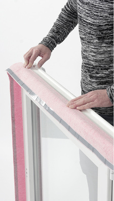 



Sind alle gewünschten Seiten am Fenster beklebt, kann dieses gesetzt und der Hohlraum zwischen der Wand und dem Fenster mit Dämmmaterial befüllt werden. Anschließend werden die Schutzfolien auf den Butylklebstreifen abgezogen und diese auf dem Mauerwerk verklebt. Bei porösen Untergründen ist ein Voranstrich sinnvoll. 
