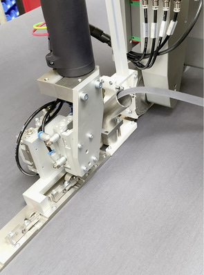 



Die neueste Stufe der Klebetechnik nennt sich UltraSeam. Dabei handelt es sich um eine Stoßnahtverbindung mit einem aufgeschweißten Klebeband. 
