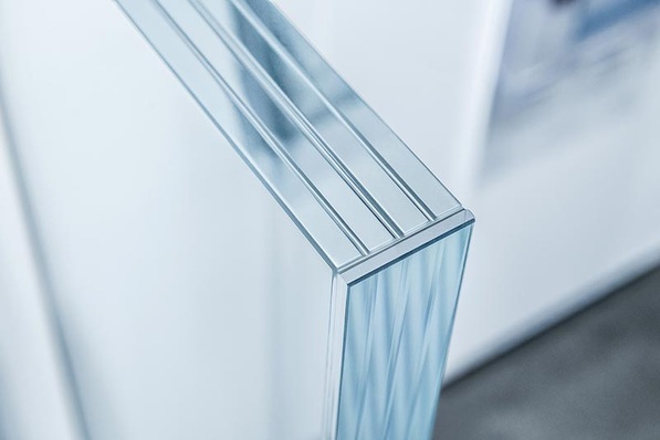 Mit “sedak clear-edge“ lassen sich Laminate auf der offenen Kante wirkungsvoll schützen und das quasi unsichtbar. Zum Einsatz kommt die auflaminierte Glasleiste etwa bei Brüstungen.