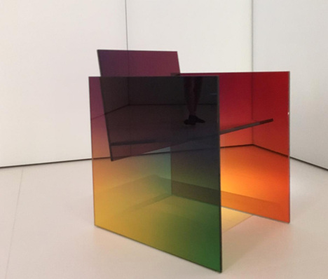 Der Glassessel wurde für den Pavillion "Where The Rainbow Ends" angefertigt.