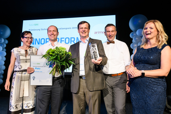 Enrico Mager (Mitte) und Martin Schulze (2. v.l.) von Innoperform nehmen den 1. Preis des Sächsischen Innovationspreises entgegen.