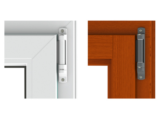 Der Beschlag lässt sich zeitsparend verarbeiten, da für die Montage keine Fräsungen am Rahmen erforderlich sind — und die Scheren gibt es zur Vereinfachung nur einer Größeausführung.