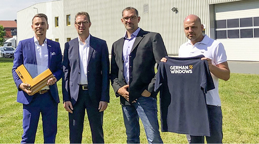 



Nach erfolgreicher Übernahme von Sachsenfenster durch German Windows freuen sich (v. l.): Marc Schiffer (Gesamtvertriebsleiter), Helmut Paß (Prokurist/ kfm. GF), Andreas Langhammer (GF Sachsenfenster) und Falko Siegert (Produktionsleiter Rammenau)
