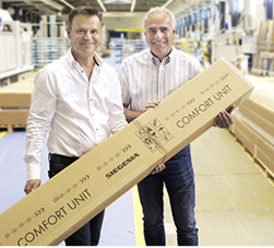 



Siegenia-Jubiläum im Werk Portal: Werkleiter Uwe Ziewers und Fertigungsleiter Uwe Knop präsentierten gemeinsam am 4. Juni die 100 000ste+ Comfort Unit.
