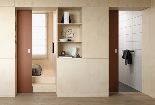 
Wandintegrierte Schiebetüren sind der Schlüssel zu einer noch effektiveren Nutzung kleiner Räume. Dafür bietet Wingburg die Systeme Belport und Cavis an. Komplett geöffnet ist die Schiebetür unsichtbar, denn sie verschwindet vollständig in der Wand. Ausführbar in Holz oder Glas, mit oder ohne Zarge bieten die Schiebetürsysteme maximalen Gestaltungsspielraum. Die rahmenlose Variante passt optimal zu minimalistischen Wohnstilen. Kleine Räume gewinnen so mit einer vollen, schwellenlosen Durchgangsbreite an mehr Weite und Offenheit.



