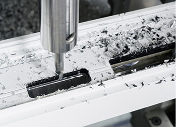 
Durch den ProFix-Türöffner 118 wird der Fräsausschnitt am Türprofil standardisiert.



