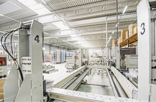 



„Der Markt entwickelt sich“: Ventana sieht die Zukunft von Schiebeprogrammen positiv und ist für die wachsende Nachfrage gut gerüstet. Dazu gehört nicht zuletzt die Fertigung von Schiebeelementen mit moderner Maschinentechnik.
