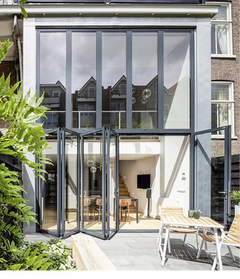 



Die fünf Glaselemente erstrecken sich über zwei Geschosse und lassen sich im Ziehharmonika-Prinzip einfach öffnen und schließen.
